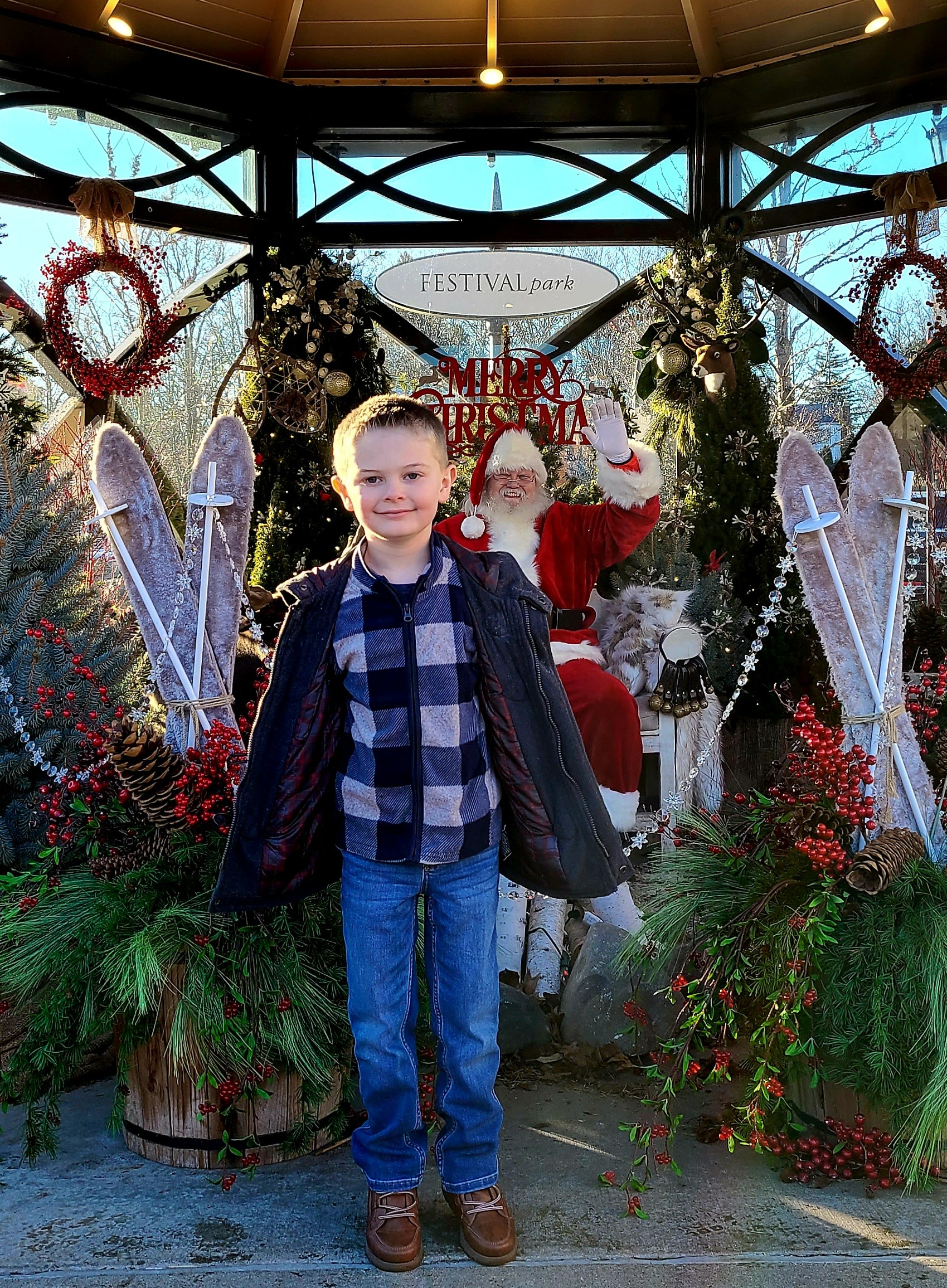 Child in front of Santa during Covid-19